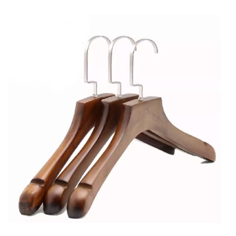 Perchas de madera de calidad.